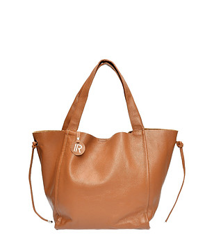 Дамска кожена мека и голяма чанта в цвят коняк снимка