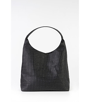 Дамска черна чанта с релеф Kiki снимка