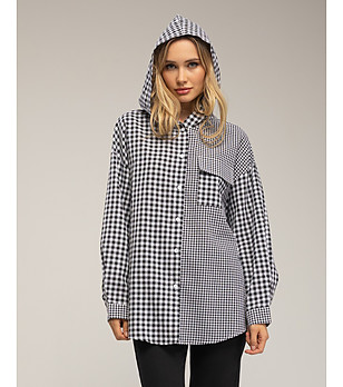 Oversize дамска риза на каре в черно и бяло с качулка снимка