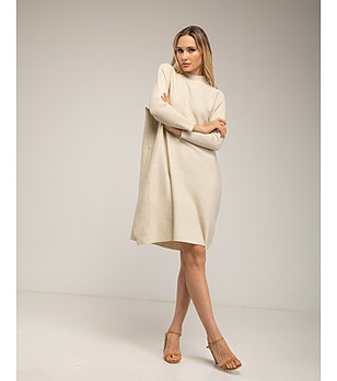 Рокля в екрю от фино плетиво снимка