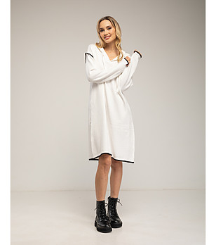 Бяла рокля с качулка снимка