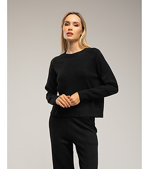 Дамски пуловер в черен цвят с изчистен дизайн снимка