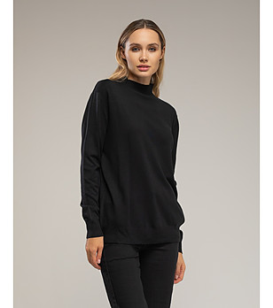 Дамски пуловер в черно с изчистен дизайн снимка