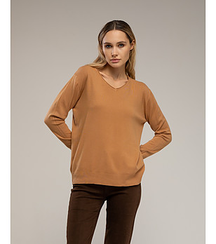 Дамски бежов пуловер в цвят камел снимка