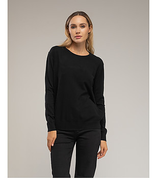 Дамски тънък пуловер в черен цвят снимка