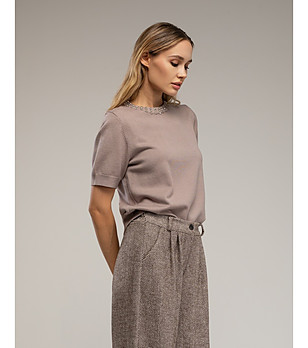 Кафява дамска блуза с декорация при деколтето снимка