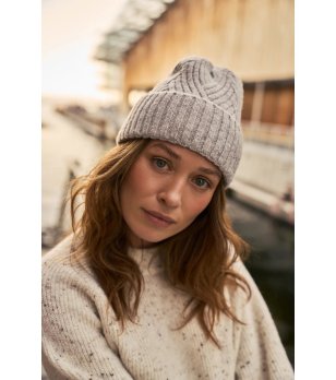 Дамска сива шапка снимка