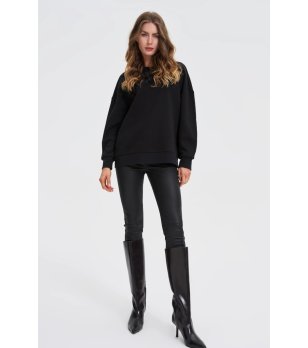 Черна дамска блуза с декоративни цветя снимка