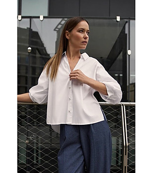 Къса и широка дамска риза в пречупено бяло снимка