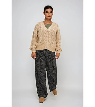 Дамска бежова жилетка снимка