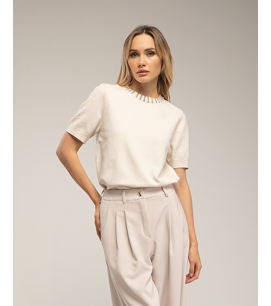 Дамски пуловер с къс ръкав в екрю с декорация при деколтето снимка