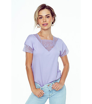 Светлолилава дамска блуза с дантела TRINITYA в макси размери снимка