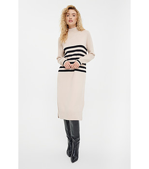 Бежова рокля на черни райета снимка