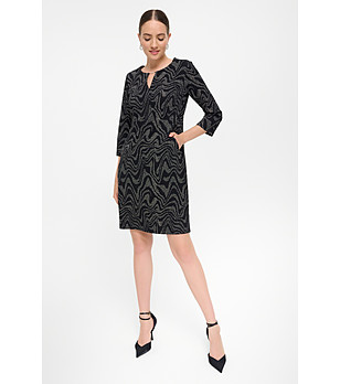 Черна рокля с вълнообразни шарки снимка