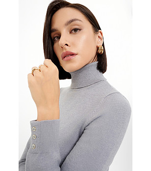 Светлосив пуловер с поло яка и копчета на маншетите снимка