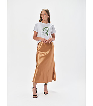 Бяла тениска с ботаничен принт снимка