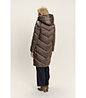 Дълго дамско кафяво ватирано яке с качулка-4 снимка