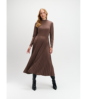 Дълг кафява рокля машинно плетиво с плисирана долна част снимка