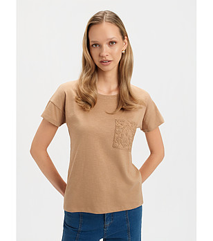 Дамска тениска светлокафява с релефен джоб снимка