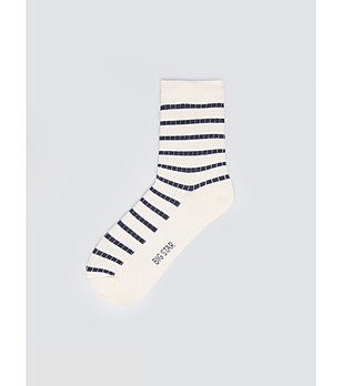 Дамски памучни кремави чорапи на тъмносини райета снимка