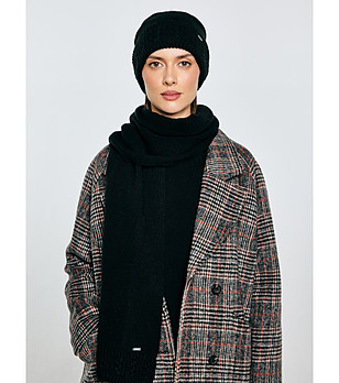 Черен плетен дамски шал  снимка