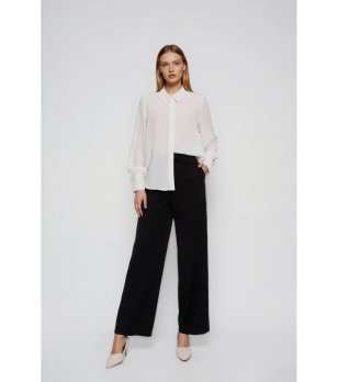 Дамска риза в цвят екрю с декорация при маншетите снимка