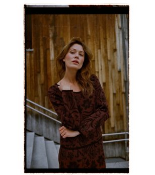 Дамски кафяв пуловер с флорални мотиви снимка