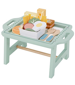 Дървена маса за закуска с храна и аксесоари снимка