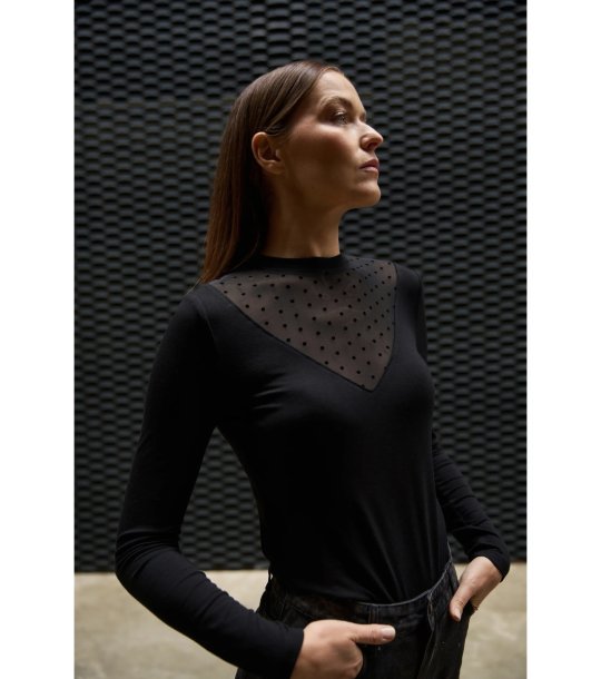 Черна дамска блуза с прозрачен панел снимка