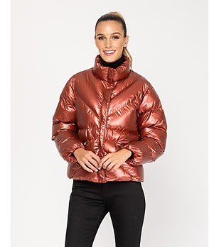 Късо дамско яке в червен нюанс с метализиран ефект снимка