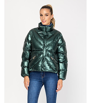 Късо дамско яке в червен нюанс с метализиран ефект снимка