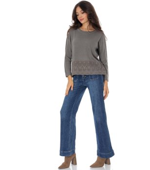 Дамски пуловер в цвят маслина с дантела снимка