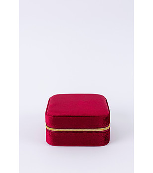 Кутия за бижута в червено кадифе снимка