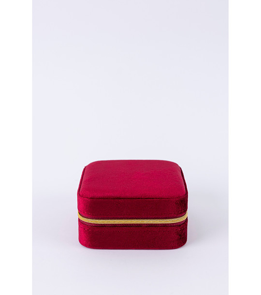 Кутия за бижута в червено кадифе снимка