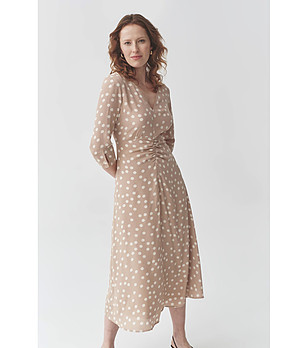 Бежова рокля на бели точки CASIA снимка