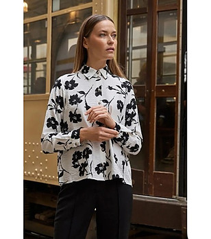 Дамска риза в пречупено бяло на черни цветя снимка