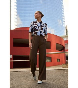 Кафяв дамски панталон с широк крачол снимка