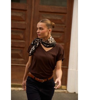 Дамски черен шал с леопардов принт снимка