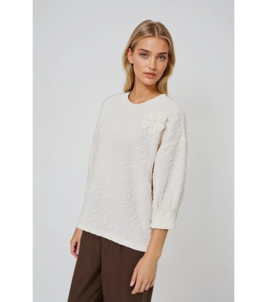 Дамска блуза в екрю с релеф и цвете снимка