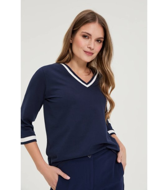 Тъмносиня блуза с V-образно деколте  снимка