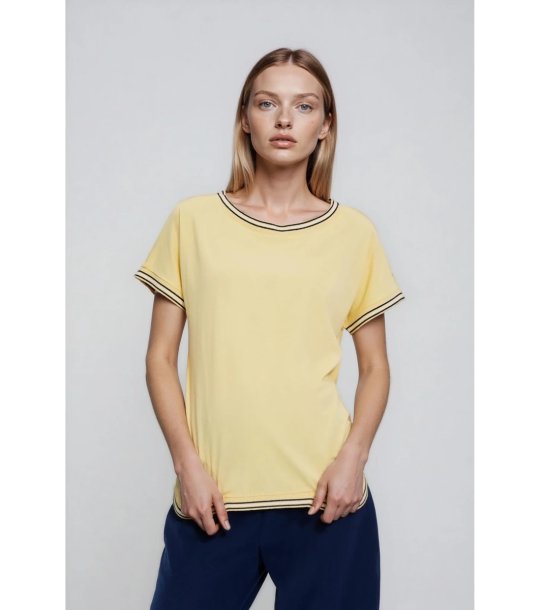 Жълта дамска блуза с контрастни кантове снимка