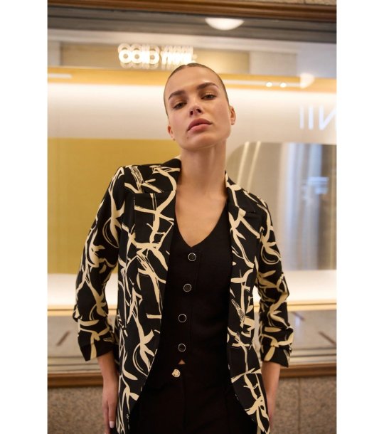 Дамско черно сако с принт снимка