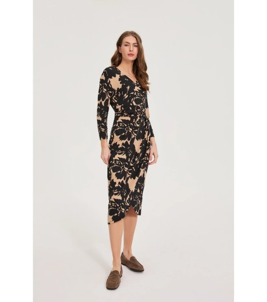 Черна рокля с флорален принт снимка