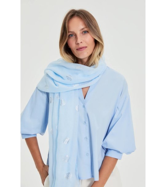 Дамски светлосин шал с метализирани точки снимка
