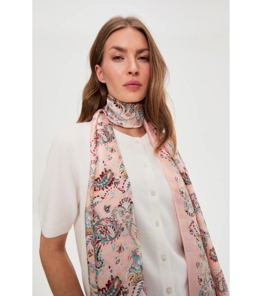 Дамски светлорозов шал с принт снимка