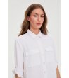 Бяла дамска риза с джобове KO-1 снимка