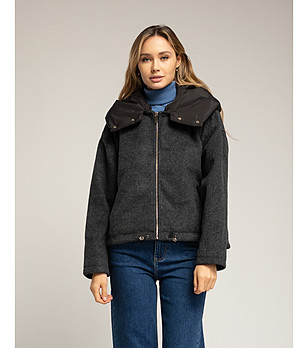 Късо тъмносиво яке с подвижна качулка снимка