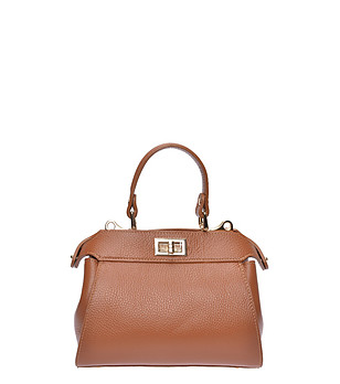 Кафява чанта с метални катарами снимка