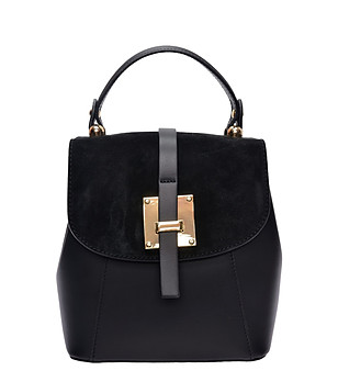 Черна раница  снимка